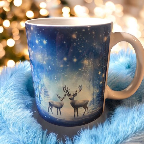 Mug de noël - cerf en forêt sur fond bleu