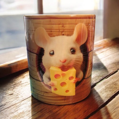 Mug petite souris mangeant son fromage
