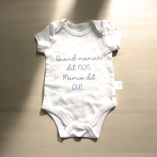 Body bébé avec message: "quand maman dit non, mamie dit oui"