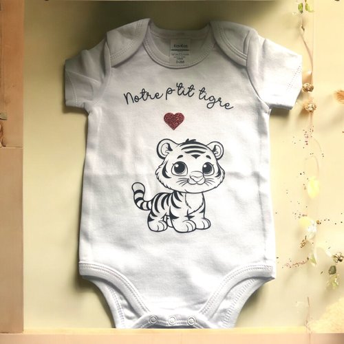 Body bébé avec message: "notre p'tit tigre"