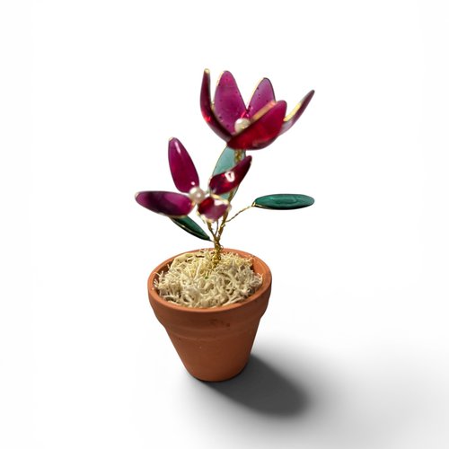 Fleurs en résine dans un pot en terrocotta