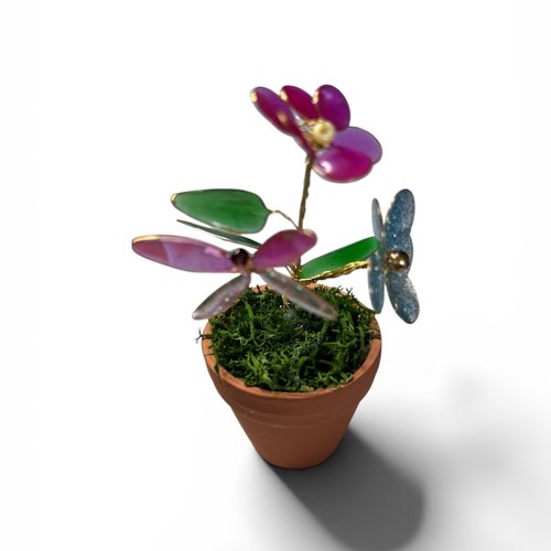 Fleurs en résine dans un pot en terrocotta