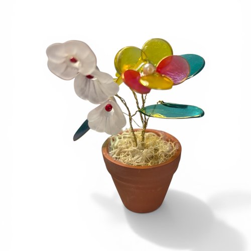 Fleurs en résine dans un pot en terrocotta