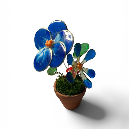 Fleurs en résine dans un pot en terrocotta