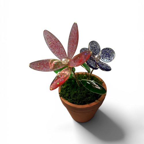 Fleurs en résine dans un pot en terrocotta