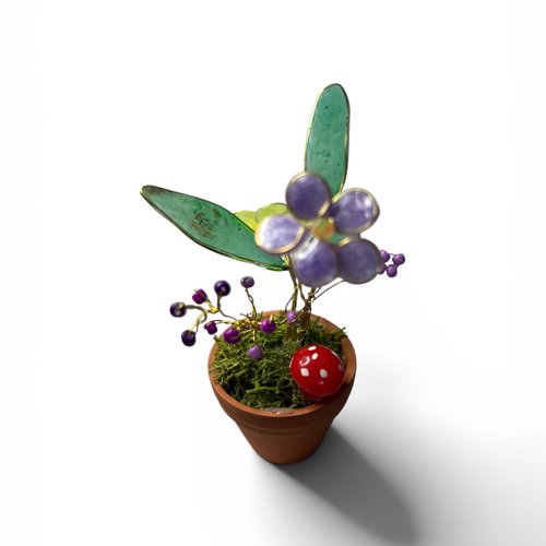 Fleurs en résine dans un pot en terrocotta