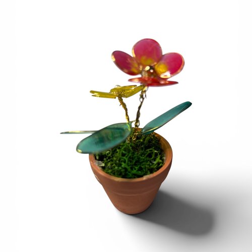 Fleurs en résine dans un pot en terrocotta