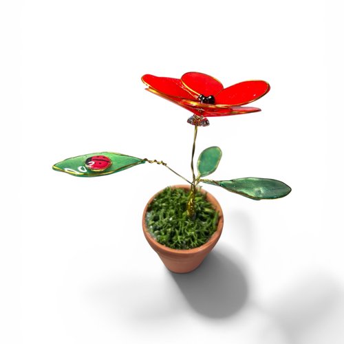 Fleurs en résine dans un pot en terrocotta