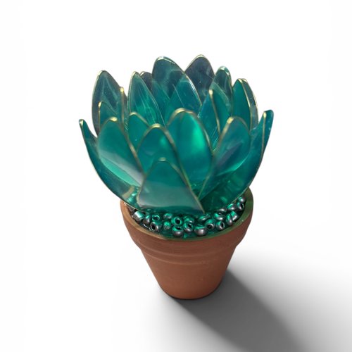 Succulente en resine dans un pot en terrocotta