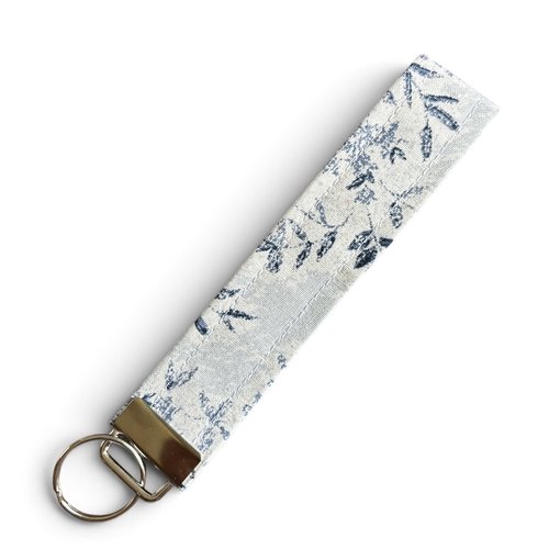 Porte-clé dragonne cousu main - feuillage bleu et gris clair - fond blanc  - idée cadeau