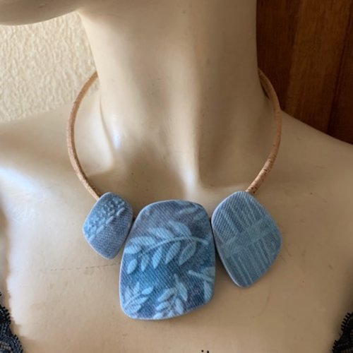 Collier ras de cou jean effet délavé impression feuillage
