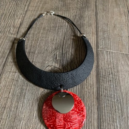 Torque motif ethnique rouge effet batik