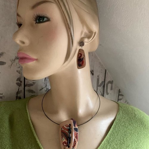 Collier ras de cou avec pendantif effet cachemire et bois