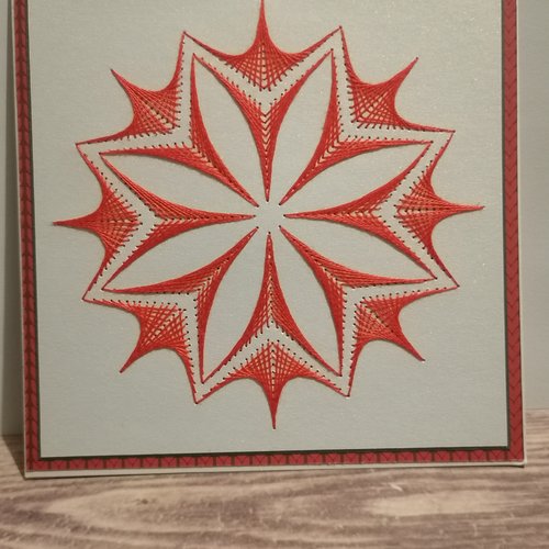 Carte brodée main, mandala rouge / fleur