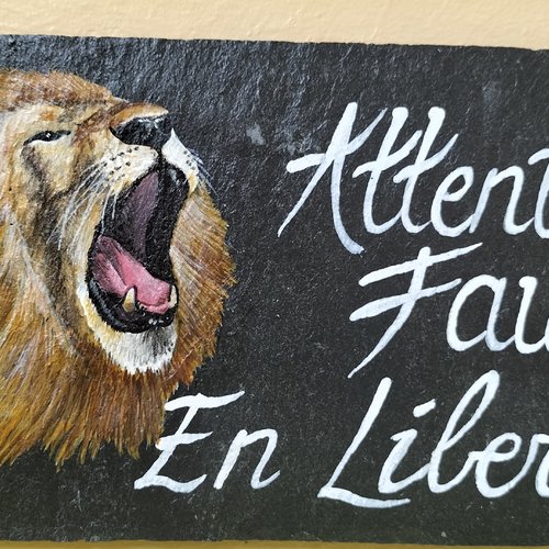 Attention fauve en liberté lion