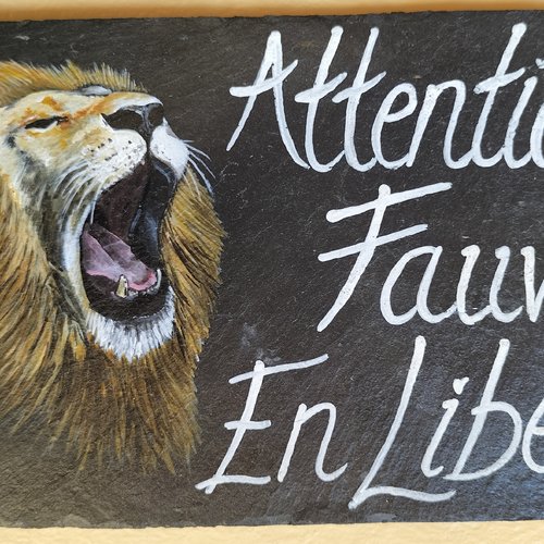 Lion attention fauve en liberté peinture acrylique sur ardoise