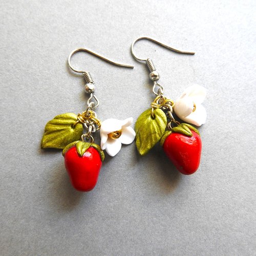 Boucles d 'oreilles avec les les fraises