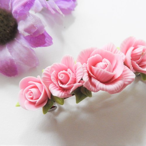 Barrette florale en porcelaine froide avec les roses 