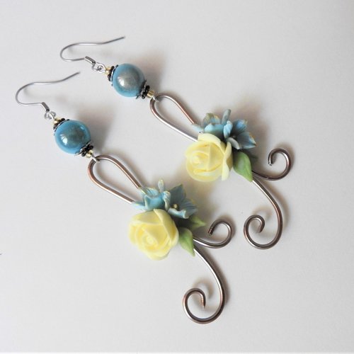 Boucles d oreilles  avec une composition de fleurs