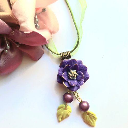 Un collier  avec une fleurs animons