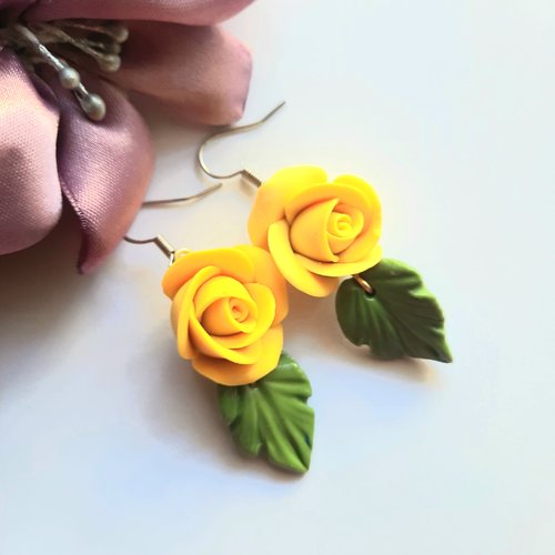 Les boucles d oreilles " roses jaunes"
