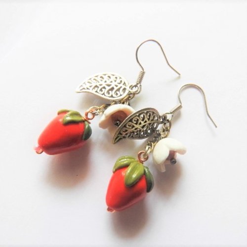 Boucles d 'oreilles avec les les fraises