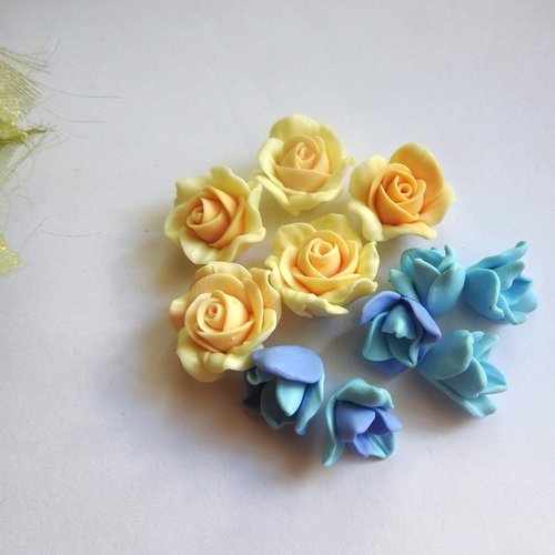 Lot 11 fleurs: 5 roses couleur vanille, 6 clochettes bleus