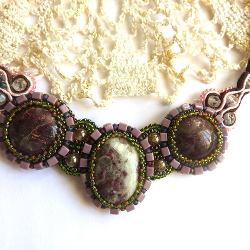 Collier artisanale avec rhodonite