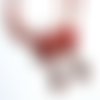 Collier rouge avec les boucles d oreilles.