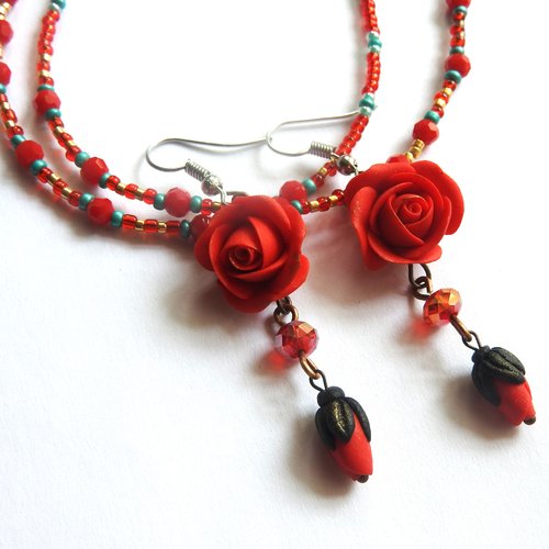 Collier rouge avec les boucles d oreilles.