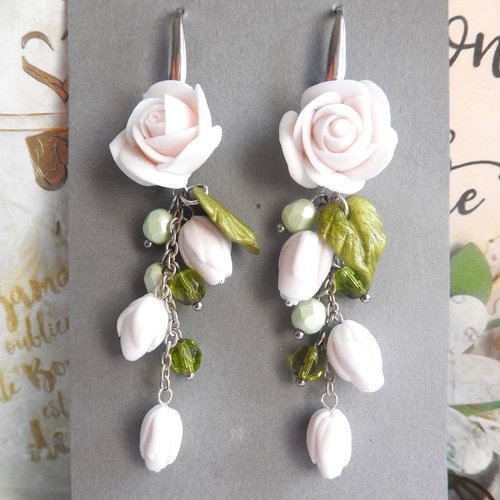 Boucles  d oreiller roses blanches