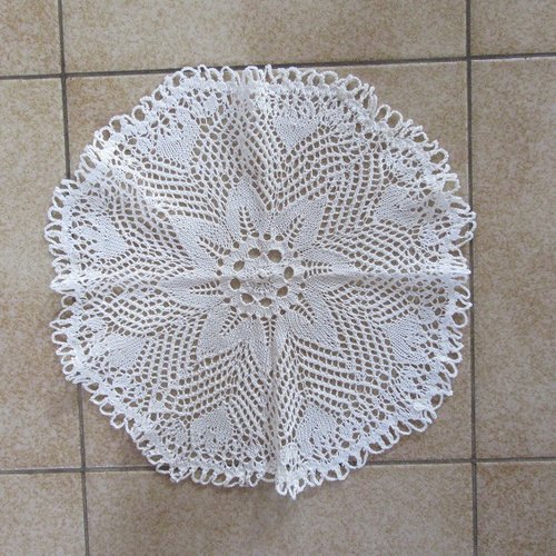 Napperon tricot d'art en coton beige. tricot d'art traditionnel.