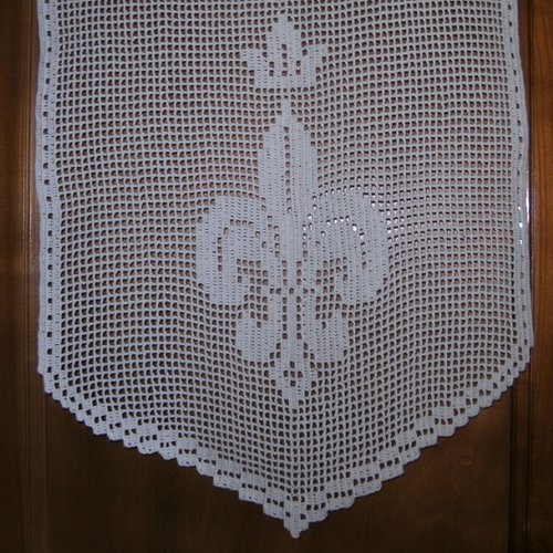 Grand rideau ou panneau de porte au crochet. motifs fleur de lys couronnée en coton balanc.