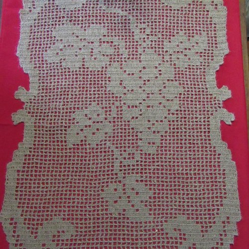Grand napperon , tapis de table en toile de jute. motif : vigne,raisins,vin . création linge de table.
