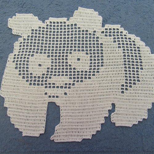 Napperon panda au crochet en coton blanc. fait main. linge de table déco textile (1)