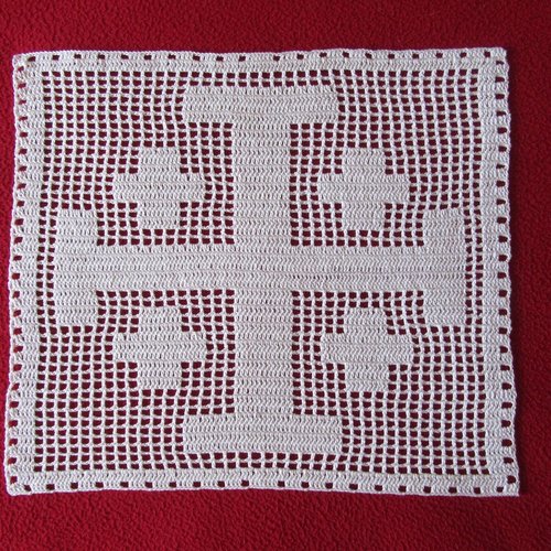Napperon croix de jérusalem . crochet coton blanc , décoration textile.