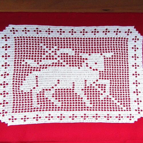 Napperon dentelle de crochet, agneau pascal en coton blanc. déco fêtes de pâques. création fait main.