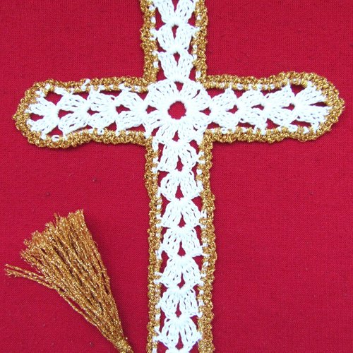 Marque page ,signet croix en dentelle de crochet. accessoire livre. dentelle religieuse