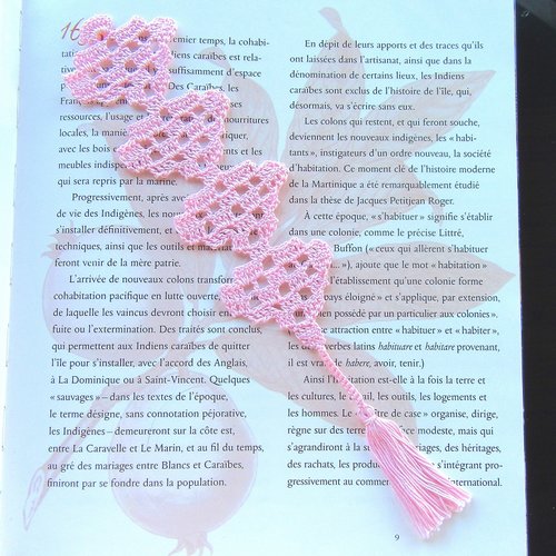 Marque page, signet en dentelle de crochet rose clair . création fait main.
