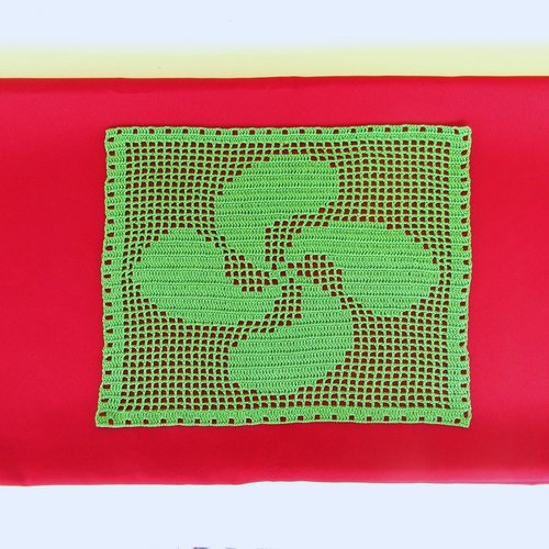 Croix basque lauburu , napperon création personnalisée au crochet en coton vert