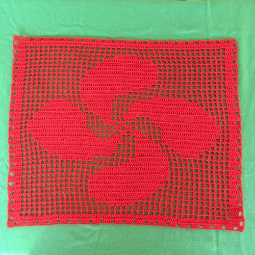 Croix basque lauburu , napperon emblème régional au crochet en coton rouge.