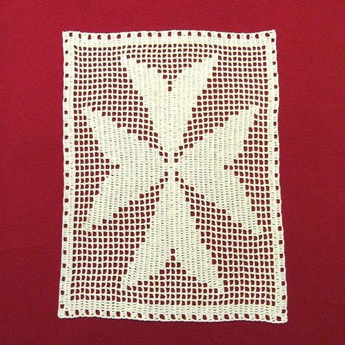 Napperon croix de malte au crochet fait main. décoration textile à thème.