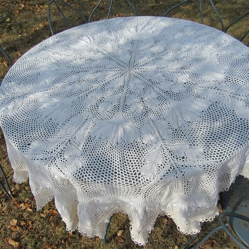 Grande nappe ronde  tricot d'art en coton beige. dentelle aux aiguilles. tricot fait main.