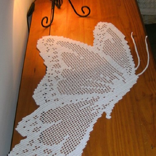 Napperon au crochet en coton blanc . papillon création pièce unique.