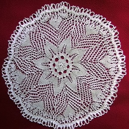 Napperon tricot d'art en coton beige. tricot d'art traditionnel.