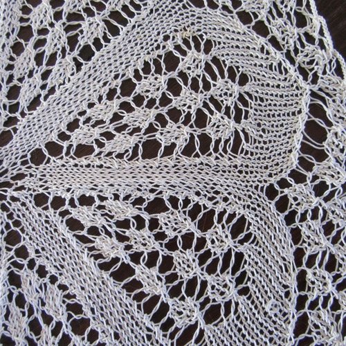 Napperon tricot d'art en coton beige. dentelle aux aiguilles fait main.