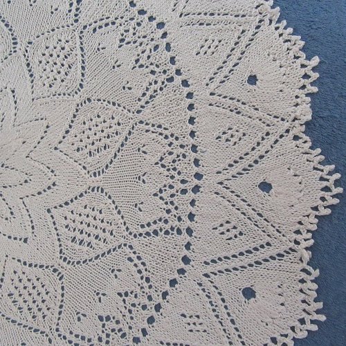 Nappe ,napperon rond tricot d'art dentelle aux aiguilles en coton beige.