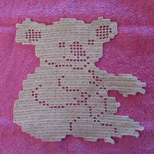 Napperon au crochet motif koala en coton beige.