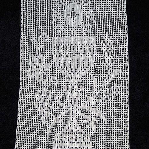 Dentelle religieuse , napperon motif calice. art religieux.