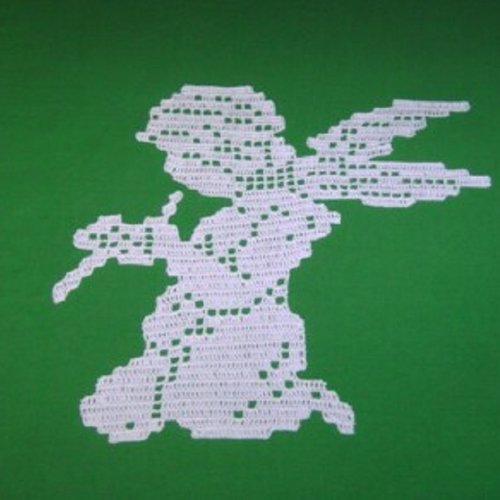 Napperon ange musicien . crochet fait main ,coton blanc.
